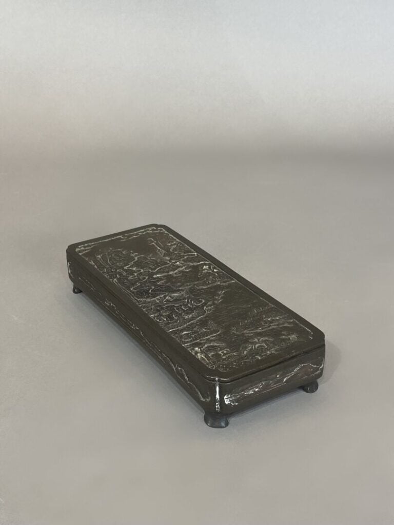 Chine - Boite rectangulaire en bronze à décor en léger rélief d'un village au b…