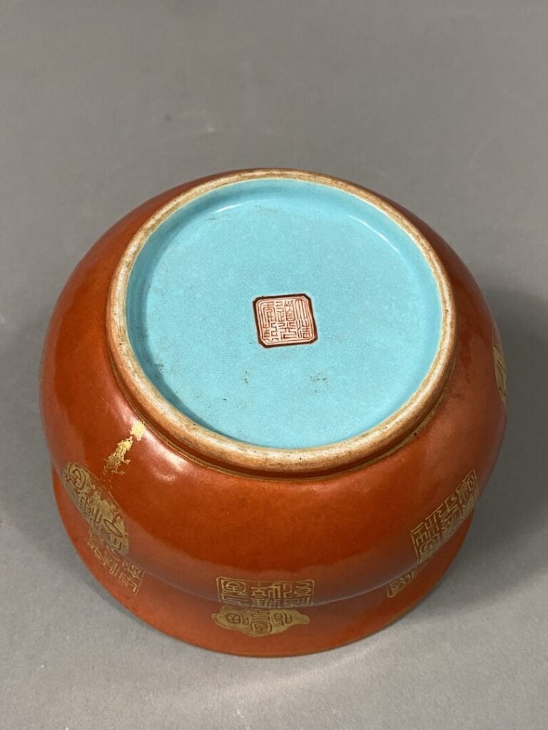 Chine - Bol/crachoir en céramique dans le style Zhadou émaillée corail à décor…