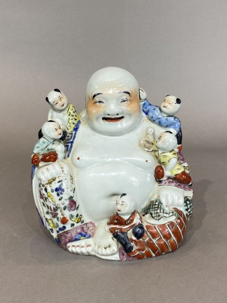 Chine - Bouddha rieur aux cinq enfants en porcelaine émaillée polychrome - H: 1…