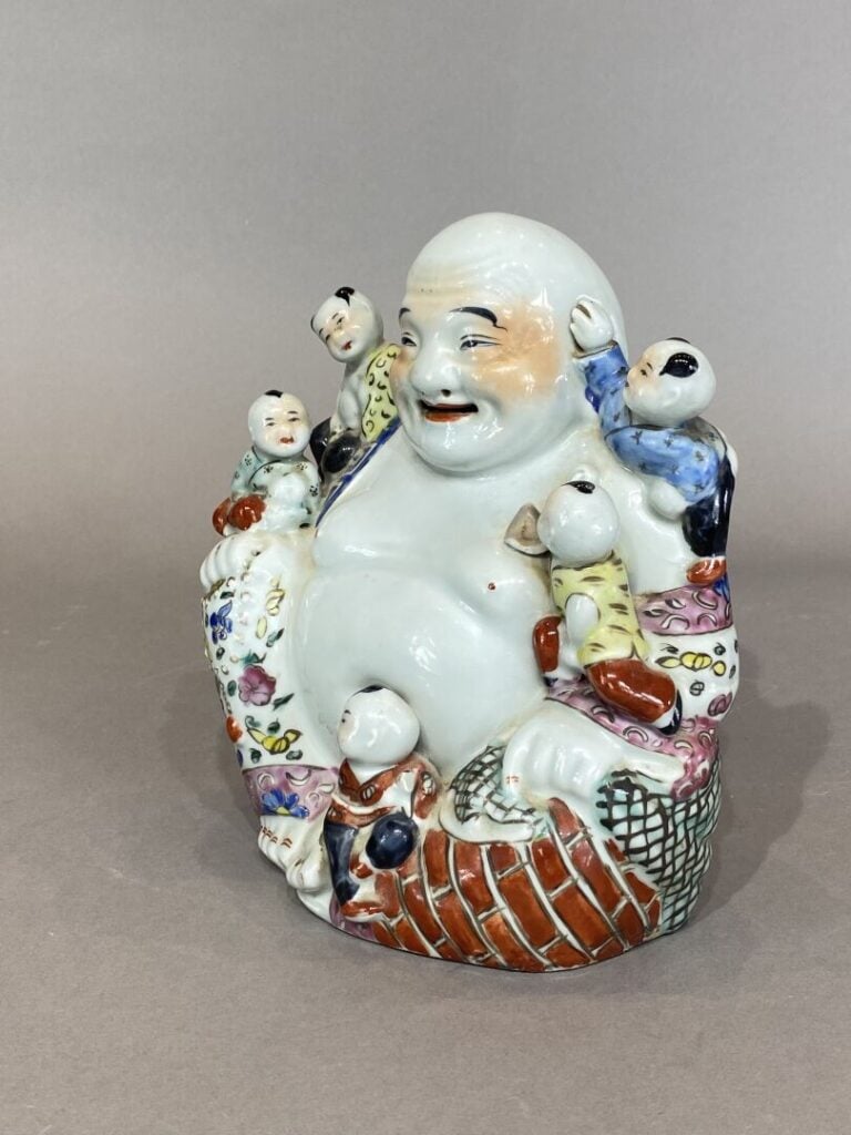 Chine - Bouddha rieur aux cinq enfants en porcelaine émaillée polychrome - H: 1…