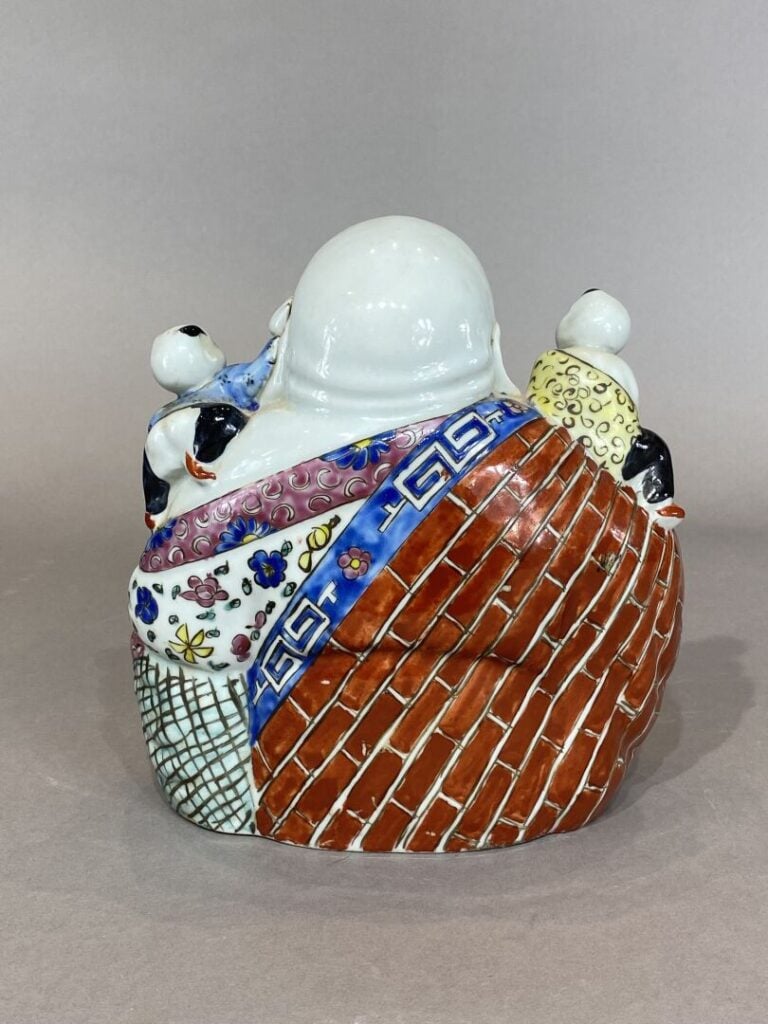Chine - Bouddha rieur aux cinq enfants en porcelaine émaillée polychrome - H: 1…