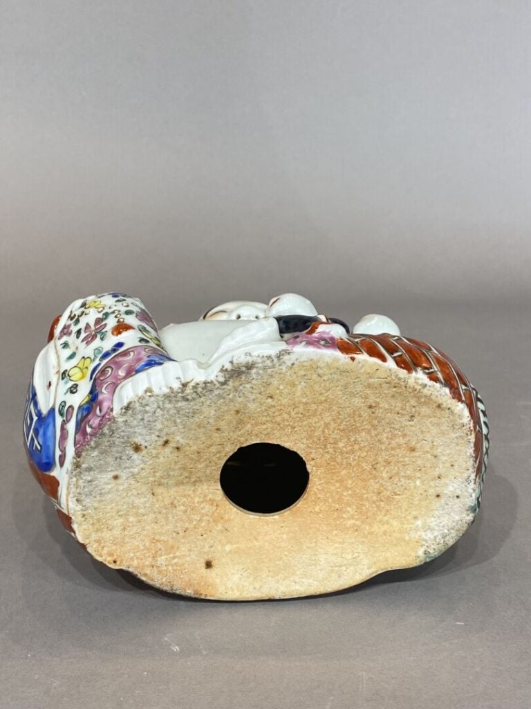 Chine - Bouddha rieur aux cinq enfants en porcelaine émaillée polychrome - H: 1…