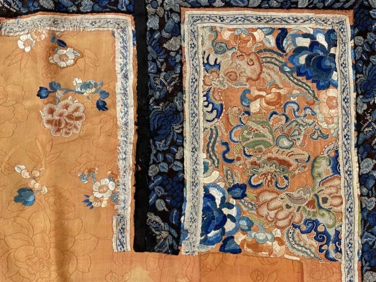 Chine - Broderie à décor de fleurs sur fond orange, bordure bleue - 177 x 56 cm…