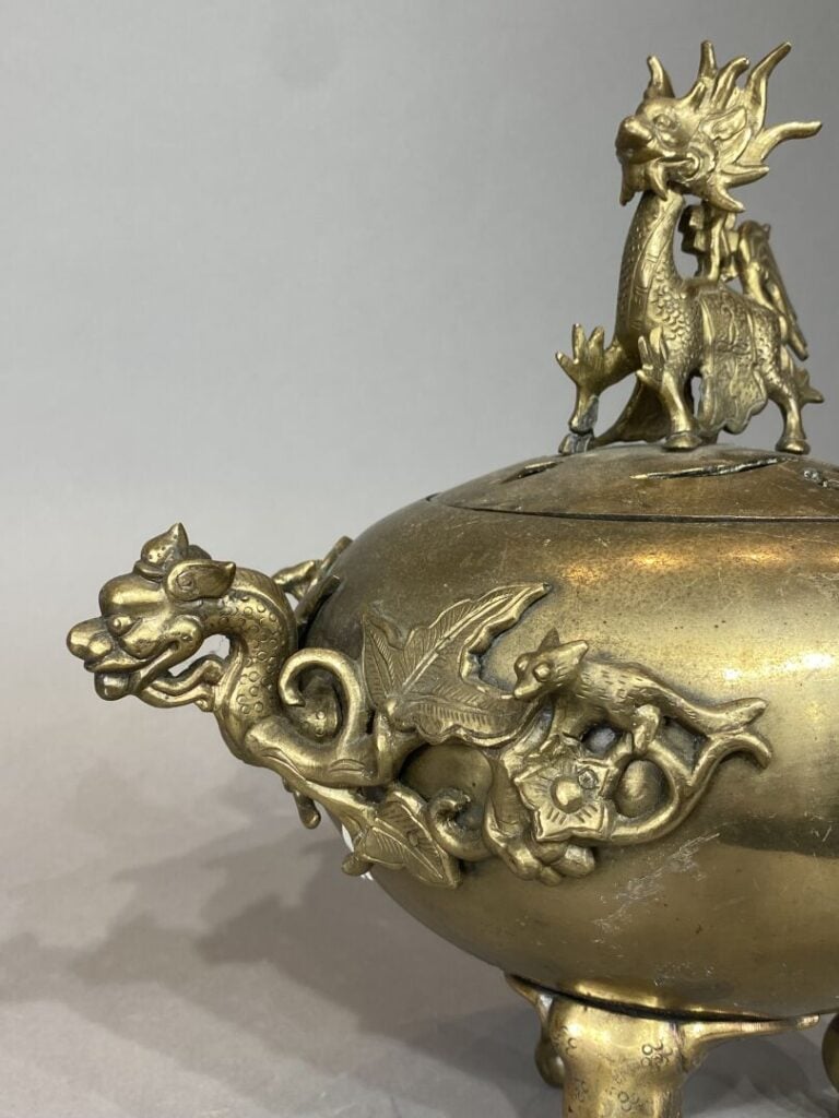 Chine - Brûle parfum en bronze doré à décor en applique de dragons et petits an…