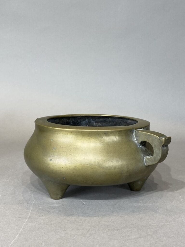 Chine - Brûle-parfum en bronze tripode à deux anses stylisées - Marque apocryph…
