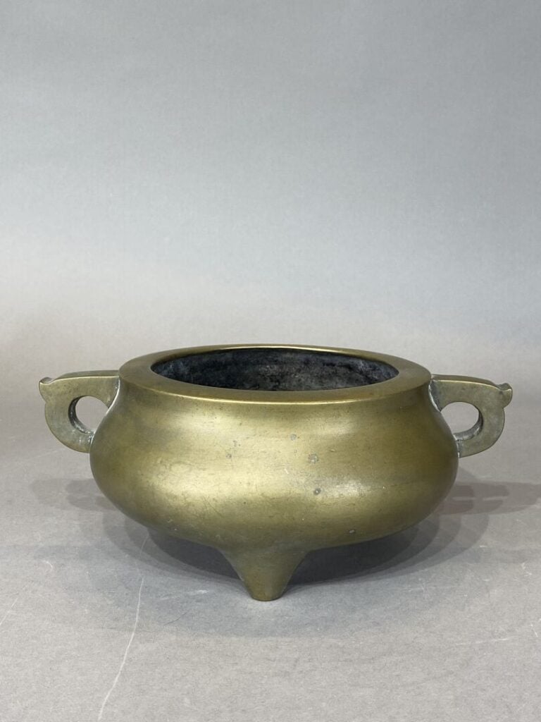 Chine - Brûle-parfum en bronze tripode à deux anses stylisées - Marque apocryph…
