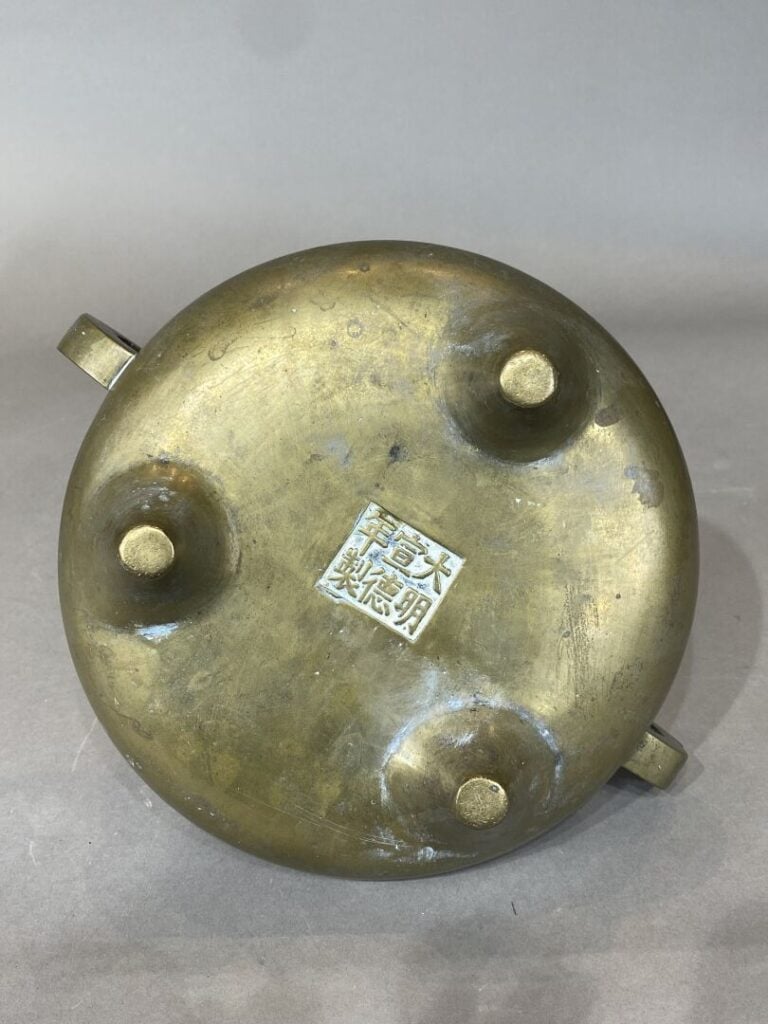 Chine - Brûle-parfum en bronze tripode à deux anses stylisées - Marque apocryph…