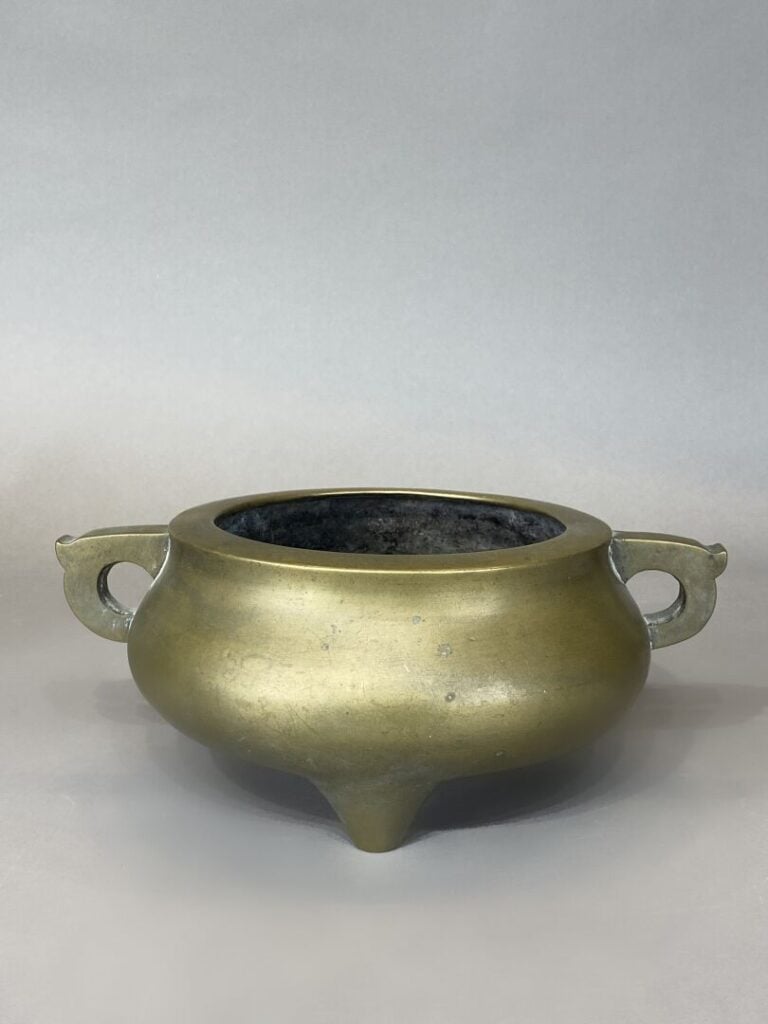 Chine - Brûle-parfum en bronze tripode à deux anses stylisées - Marque apocryph…