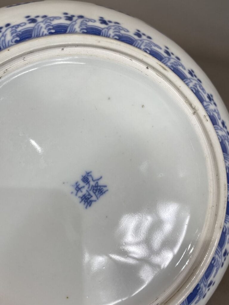 Chine - Brûle-parfum rond en porcelaine à décor émaillé bleu blanc de dragons s…