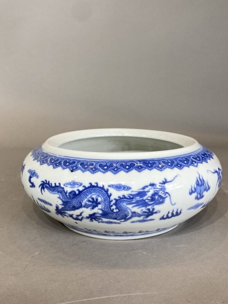 Chine - Brûle-parfum rond en porcelaine à décor émaillé bleu blanc de dragons s…
