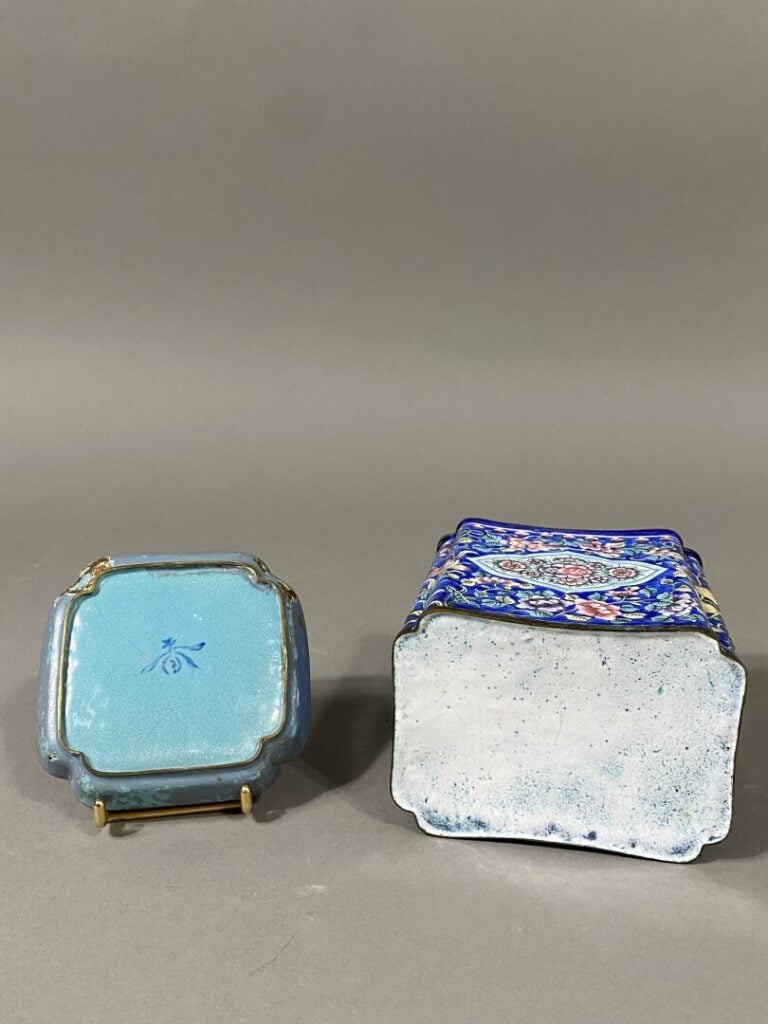Chine, Canton - Boite à thé en émaux cloisonnés à décor de fleurs et rinceaux f…