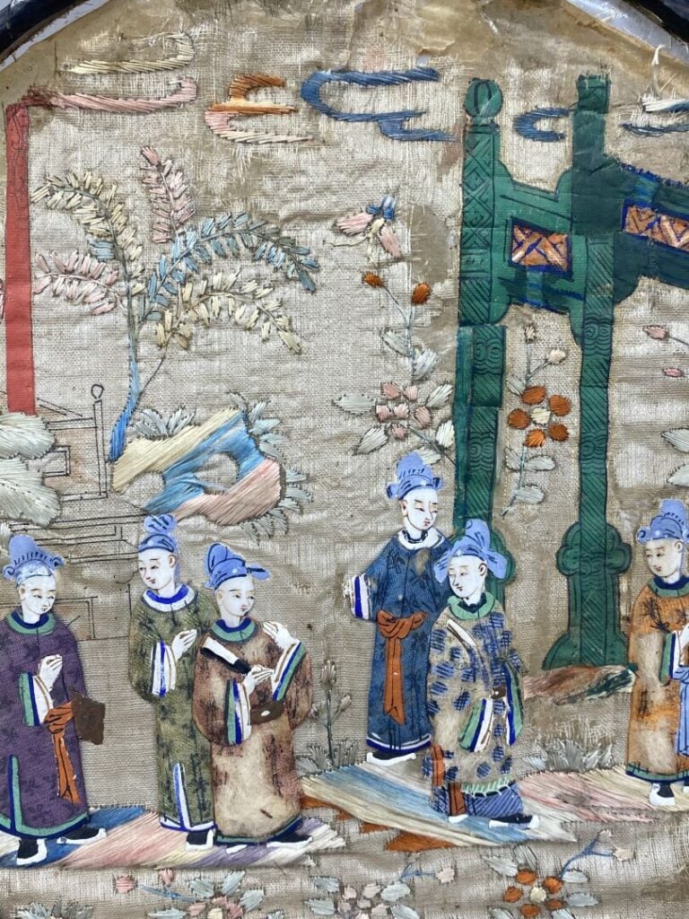 Chine, Canton - Eventail rond en soie, broderie appliquée représentant des dign…