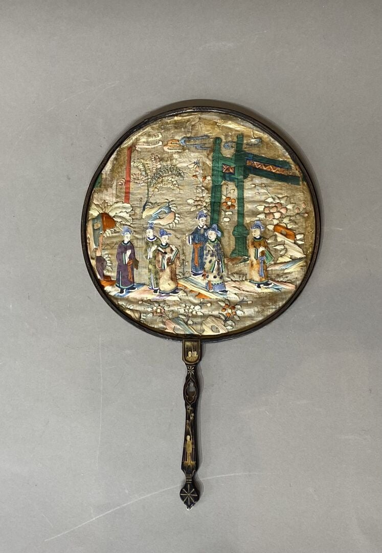 Chine, Canton - Eventail rond en soie, broderie appliquée représentant des dign…