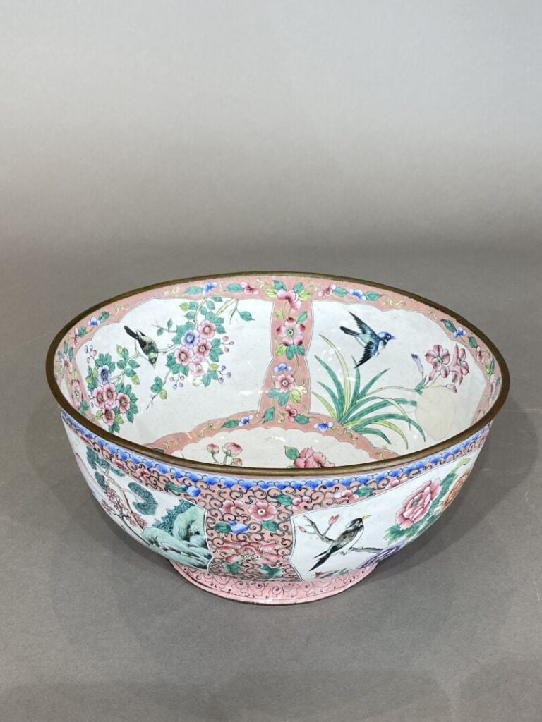 Chine, Canton - Grand bol sur talon en émaux polychromes à décor d'oiseaux bran…