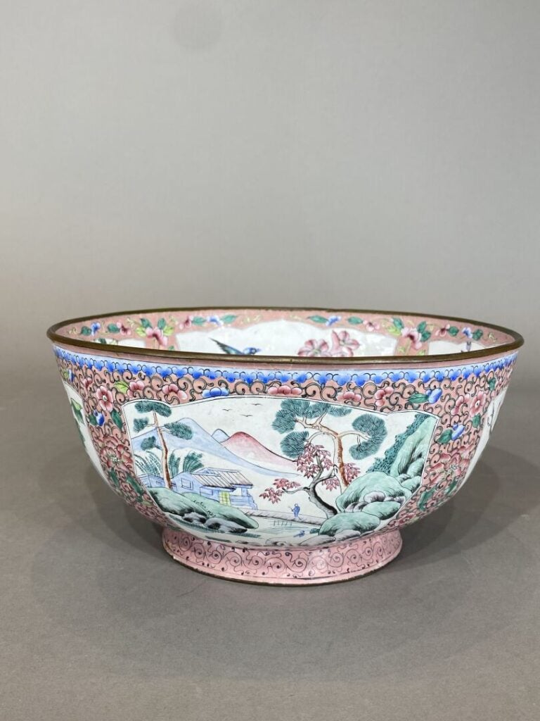 Chine, Canton - Grand bol sur talon en émaux polychromes à décor d'oiseaux bran…