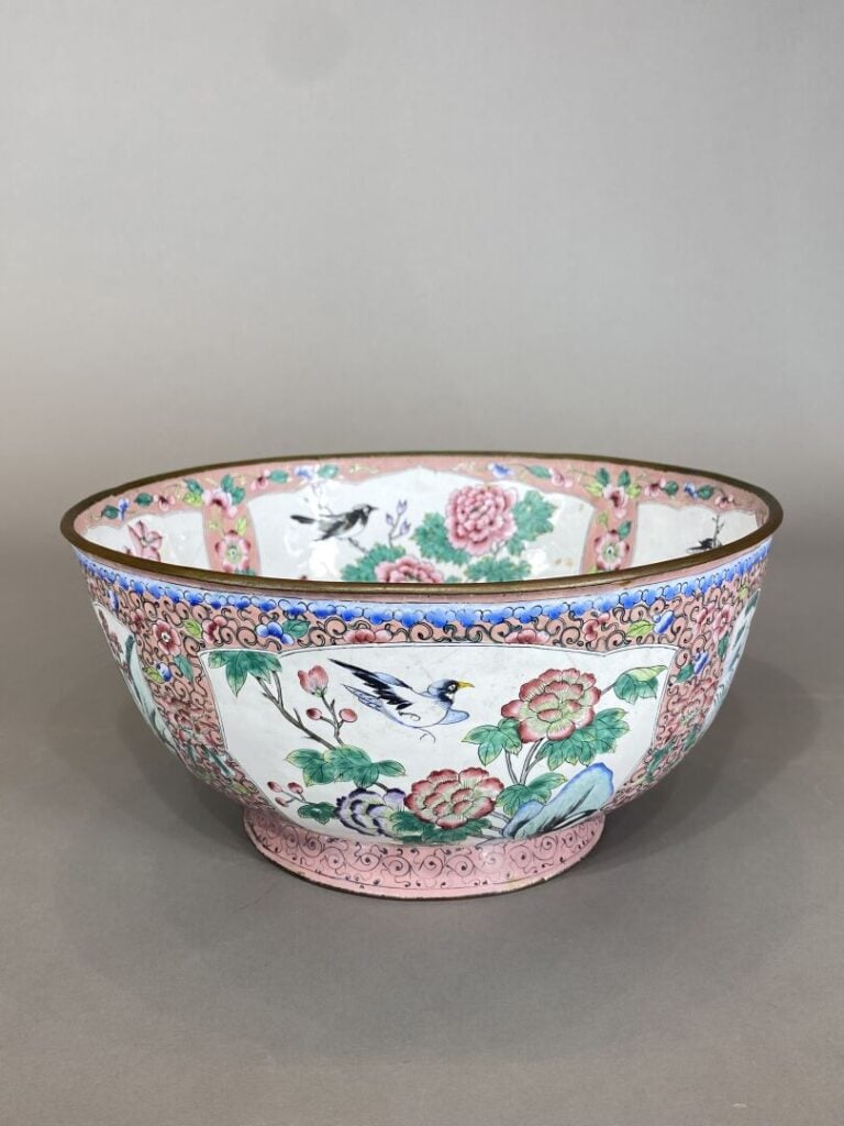 Chine, Canton - Grand bol sur talon en émaux polychromes à décor d'oiseaux bran…