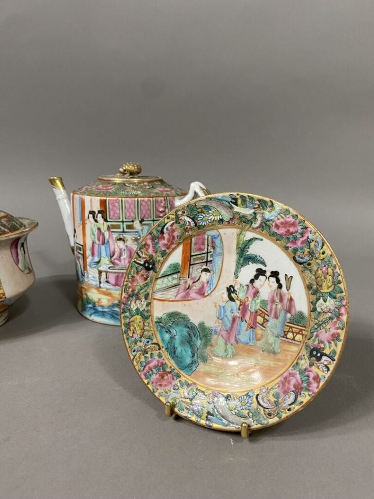 Chine, Canton - Partie de service à thé en porcelaine émaillée dans le style de…