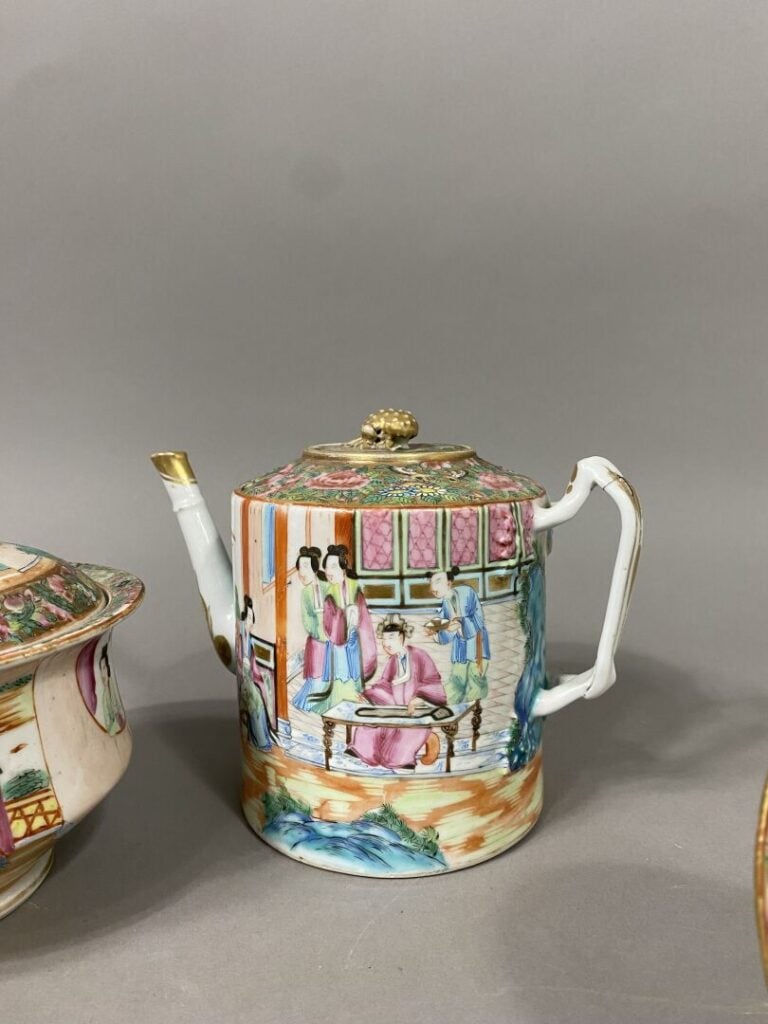 Chine, Canton - Partie de service à thé en porcelaine émaillée dans le style de…