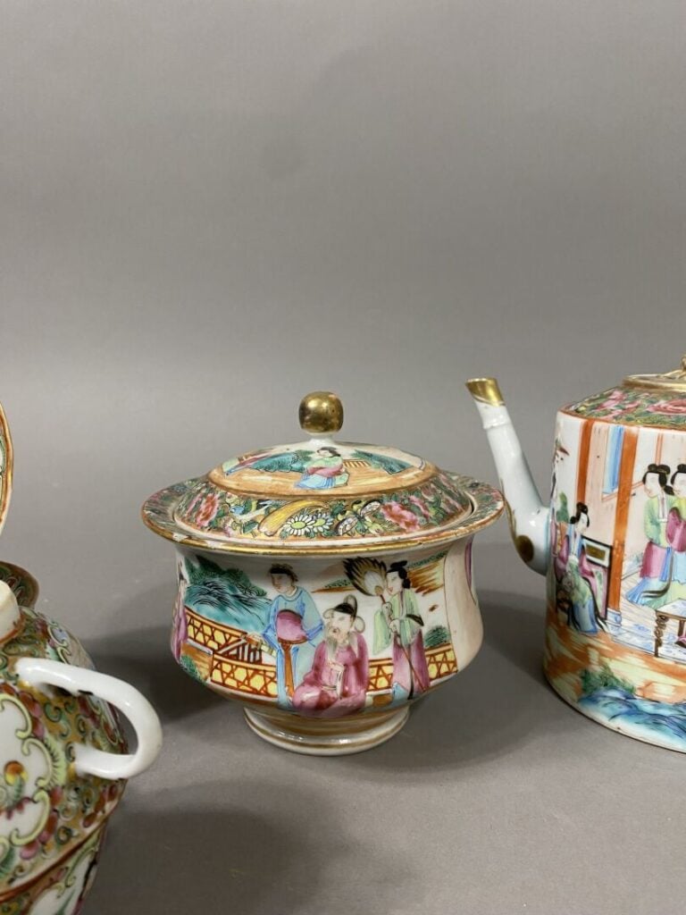 Chine, Canton - Partie de service à thé en porcelaine émaillée dans le style de…