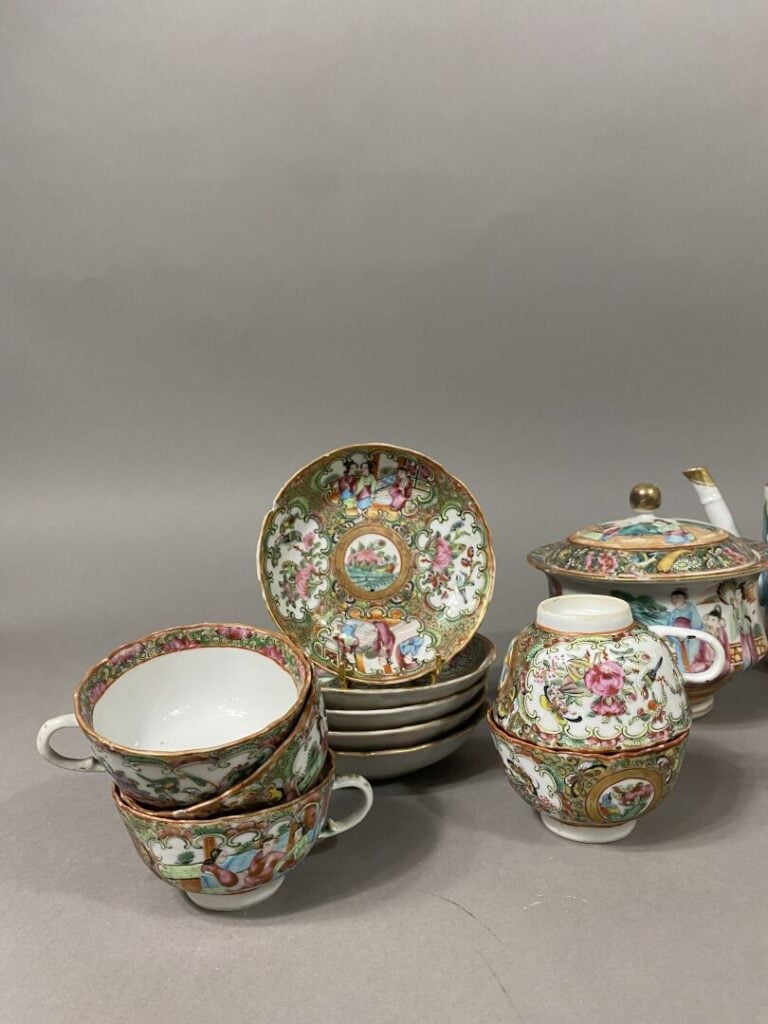 Chine, Canton - Partie de service à thé en porcelaine émaillée dans le style de…