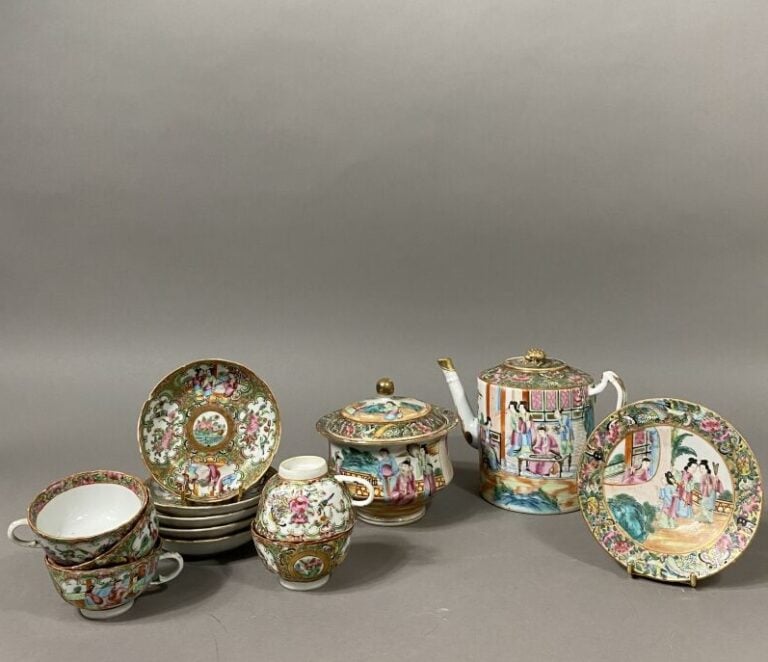 Chine, Canton - Partie de service à thé en porcelaine émaillée dans le style de…