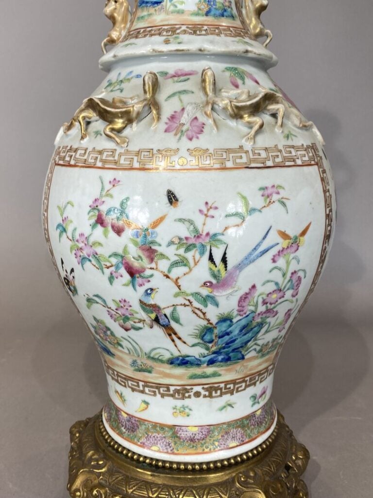 Chine, Canton - Vase balustre en porcelaine de Canton dans le style de la Famil…