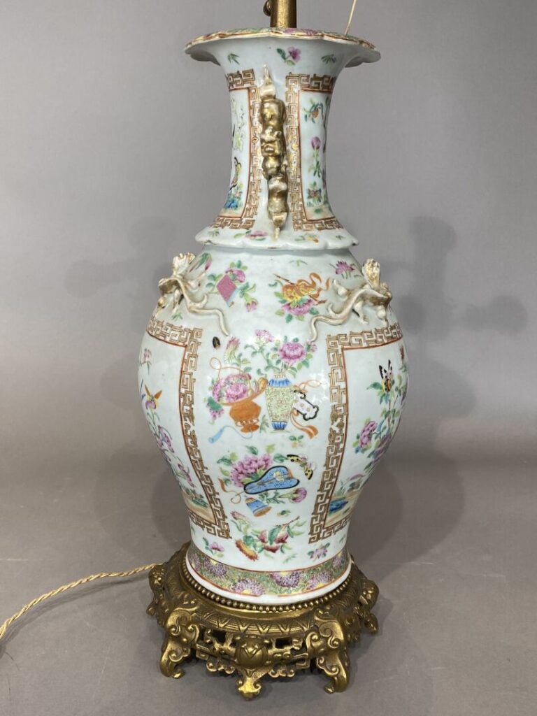 Chine, Canton - Vase balustre en porcelaine de Canton dans le style de la Famil…