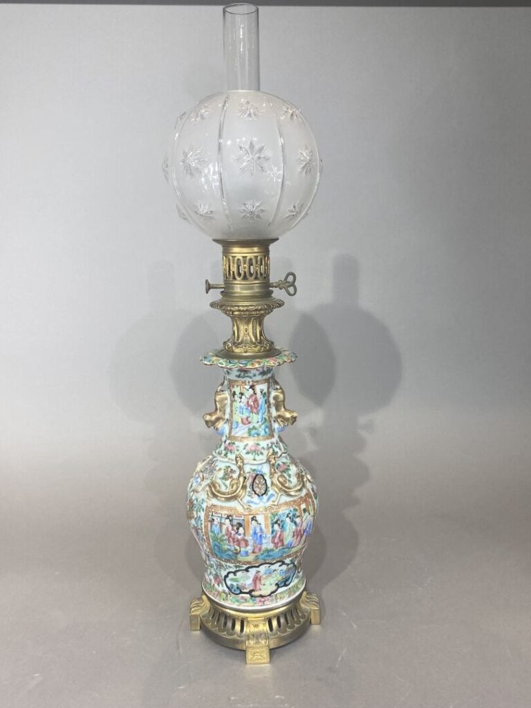 Chine, Canton - Vase en porcelaine émaillée, dans le style de la famille rose,…