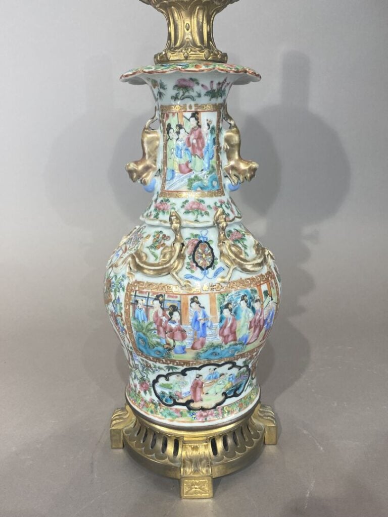 Chine, Canton - Vase en porcelaine émaillée, dans le style de la famille rose,…