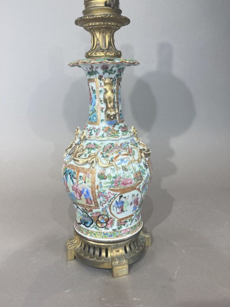 Chine, Canton - Vase en porcelaine émaillée, dans le style de la famille rose,…
