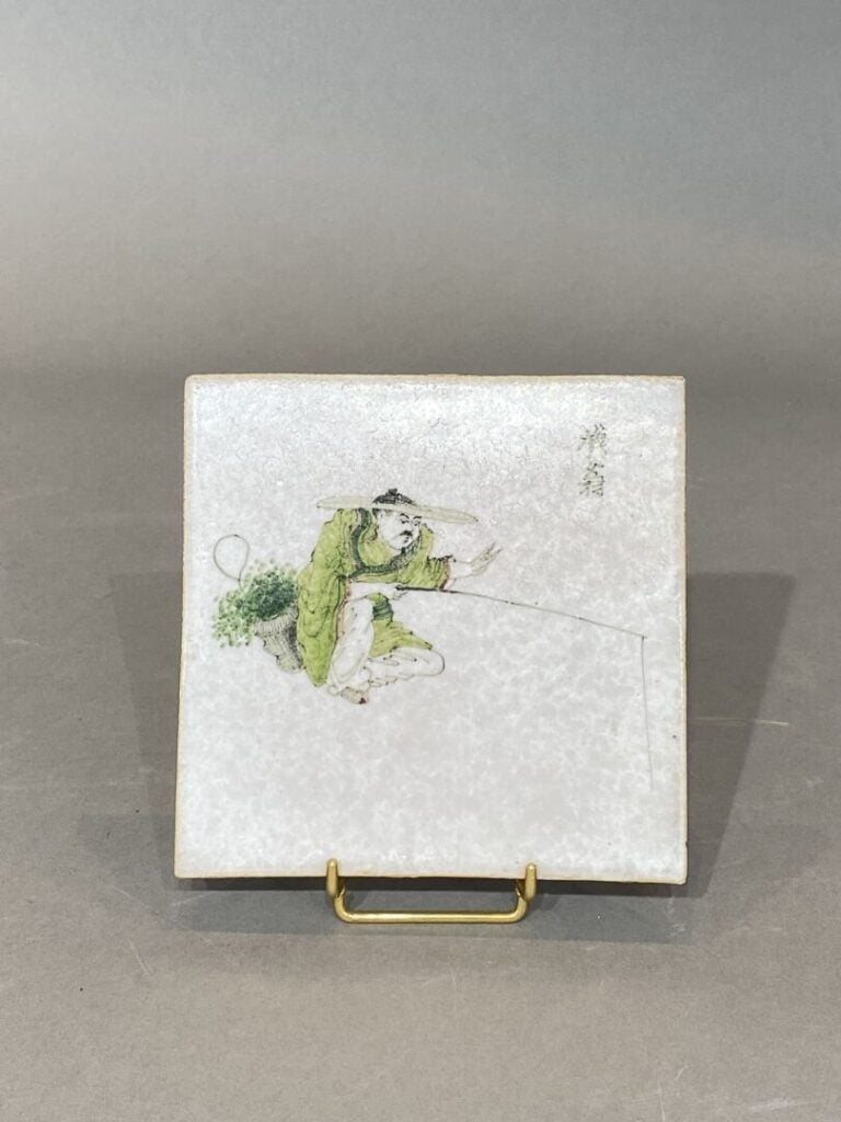 Chine - Carreau en céramique émaillée à décor d'un pêcheur - Porte une signatur…
