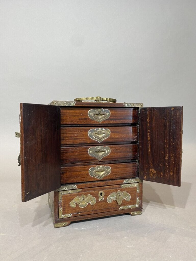 Chine - Coffret à bijoux en bois ouvrant à deux vantaux et un tiroir à décor de…