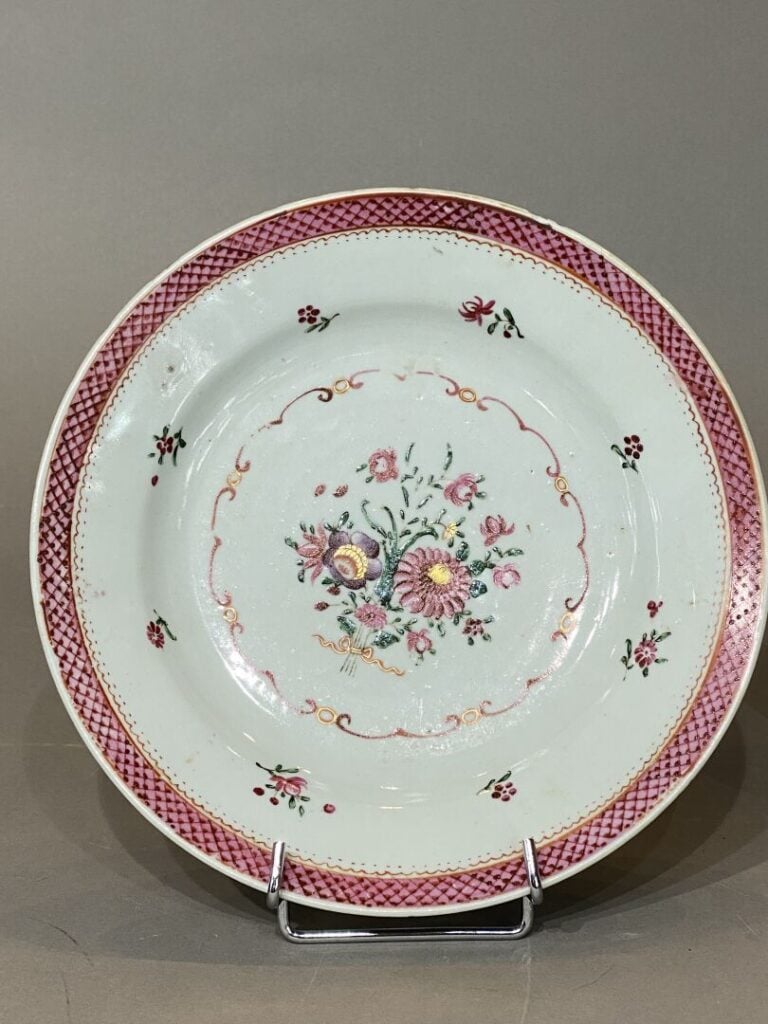 Chine, Compagnie des Indes - Paire d'assiettes en porcelaine émaillée à décor d…