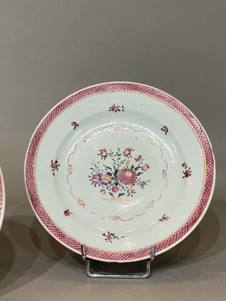 Chine, Compagnie des Indes - Paire d'assiettes en porcelaine émaillée à décor d…