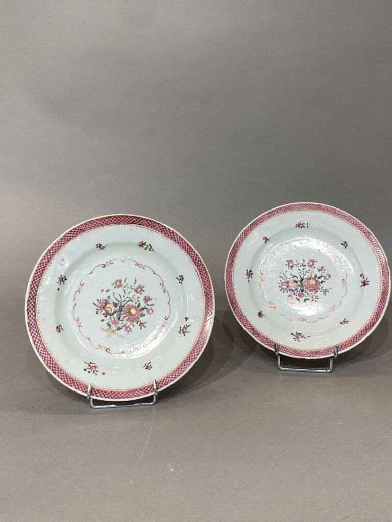 Chine, Compagnie des Indes - Paire d'assiettes en porcelaine émaillée à décor d…
