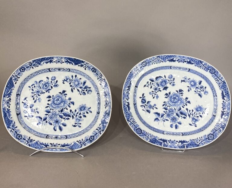 Chine, Compagnie des Indes - Paire de plats ovales en porcelaine à décor bleu b…
