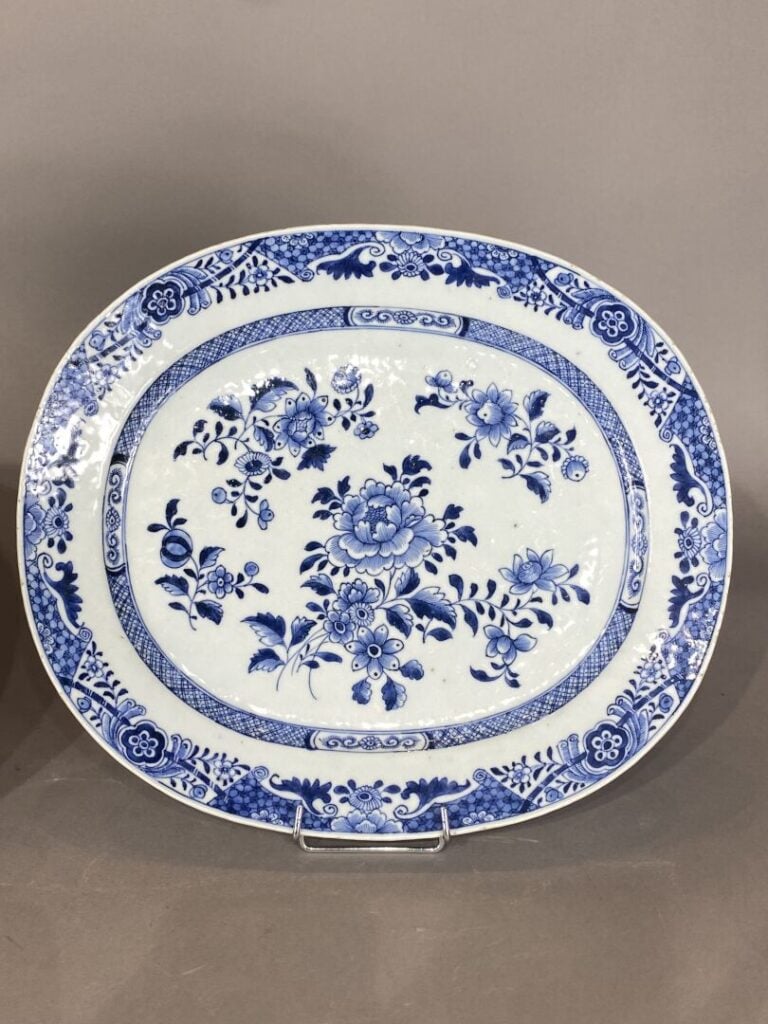 Chine, Compagnie des Indes - Paire de plats ovales en porcelaine à décor bleu b…