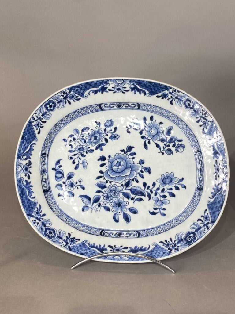Chine, Compagnie des Indes - Paire de plats ovales en porcelaine à décor bleu b…