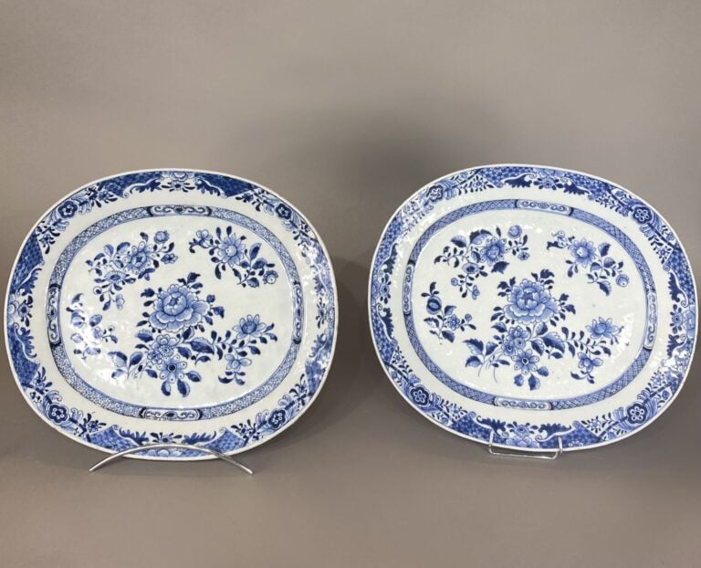Chine, Compagnie des Indes - Paire de plats ovales en porcelaine à décor bleu b…