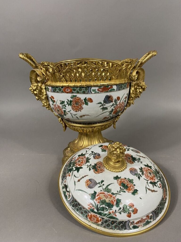 Chine, Compagnie des Indes, style Kangxi - Soupière couverte de forme ronde en…