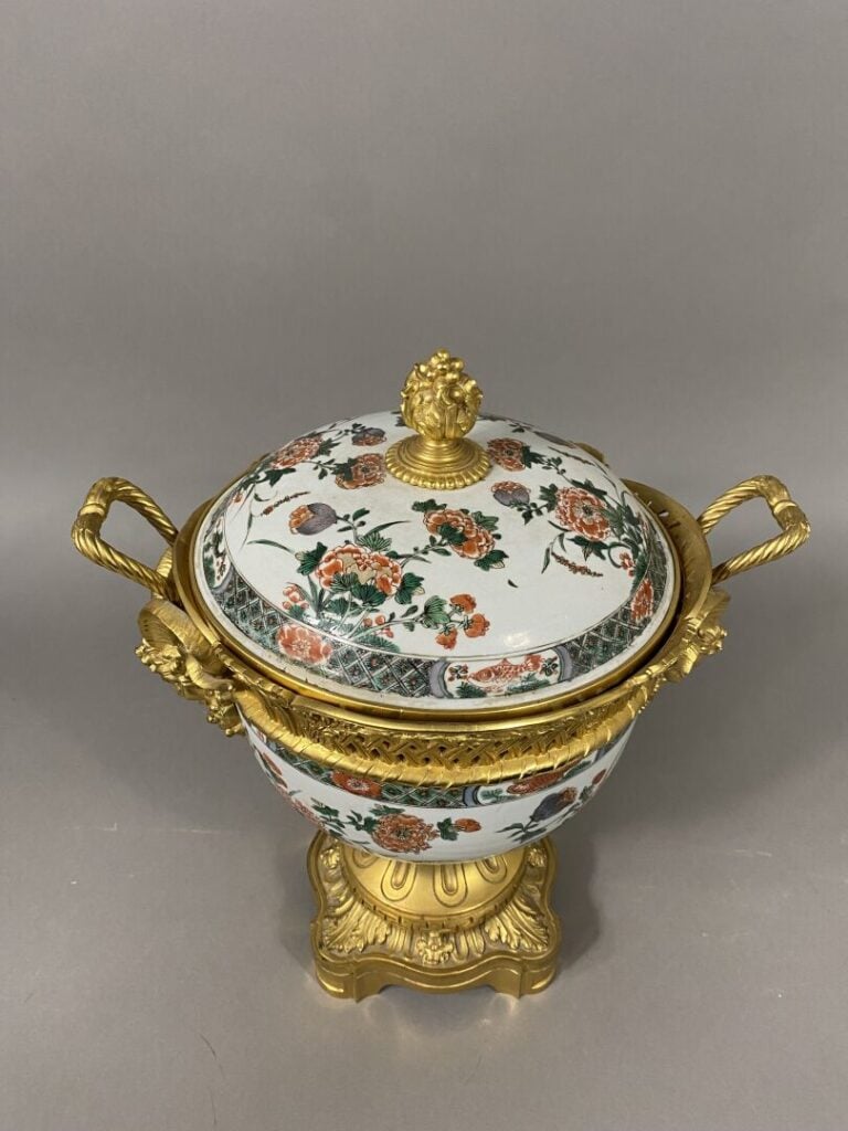Chine, Compagnie des Indes, style Kangxi - Soupière couverte de forme ronde en…