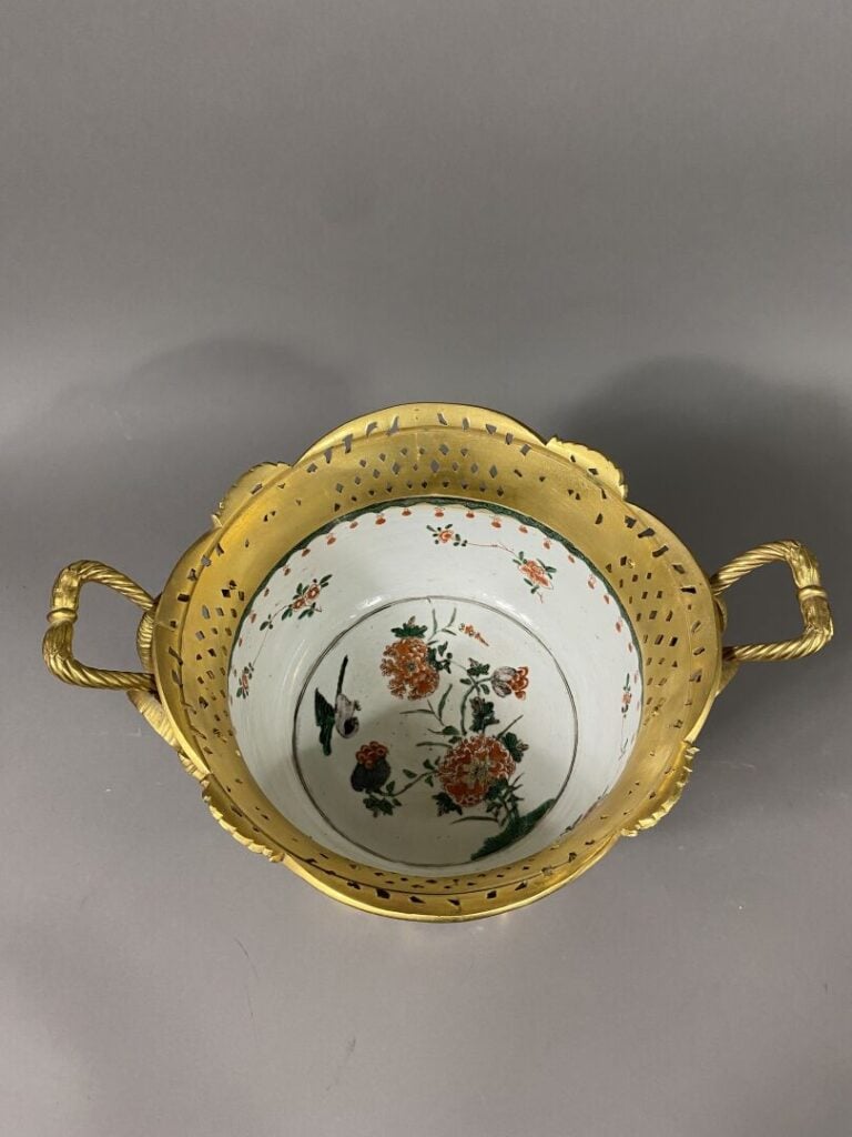 Chine, Compagnie des Indes, style Kangxi - Soupière couverte de forme ronde en…