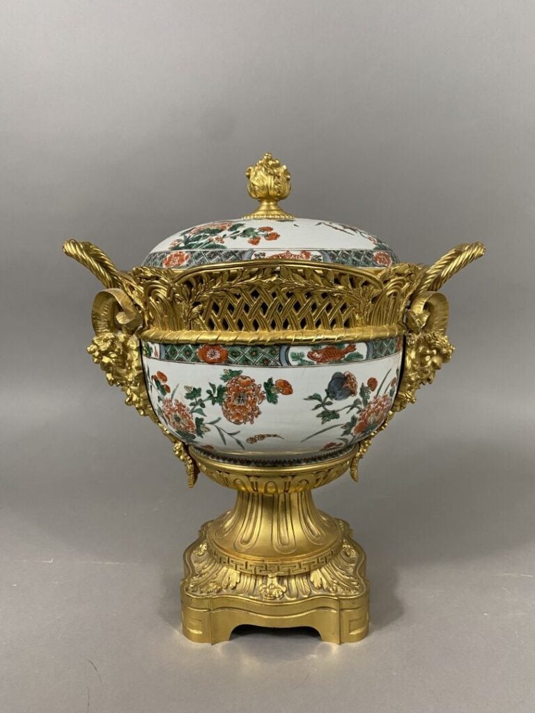 Chine, Compagnie des Indes, style Kangxi - Soupière couverte de forme ronde en…