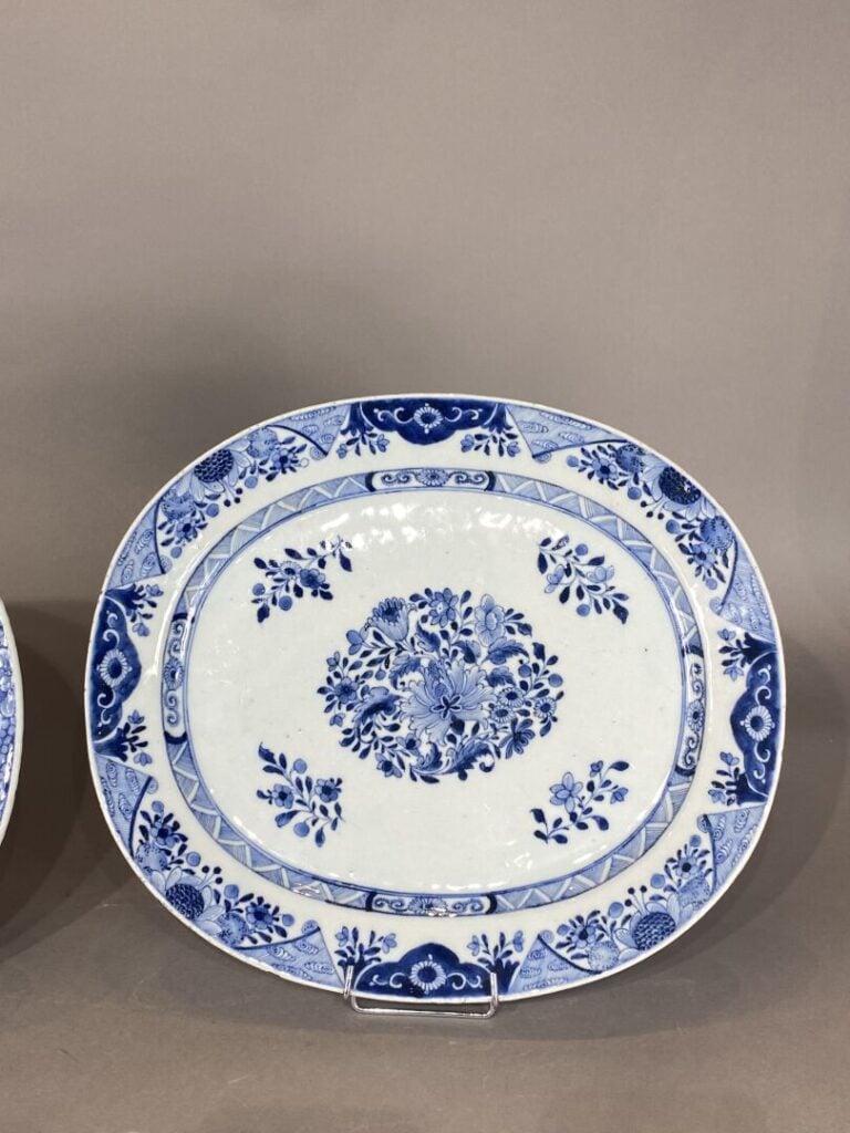 Chine, Compagnie des Indes - Suite de deux plats ovales en porcelaine bleu blan…