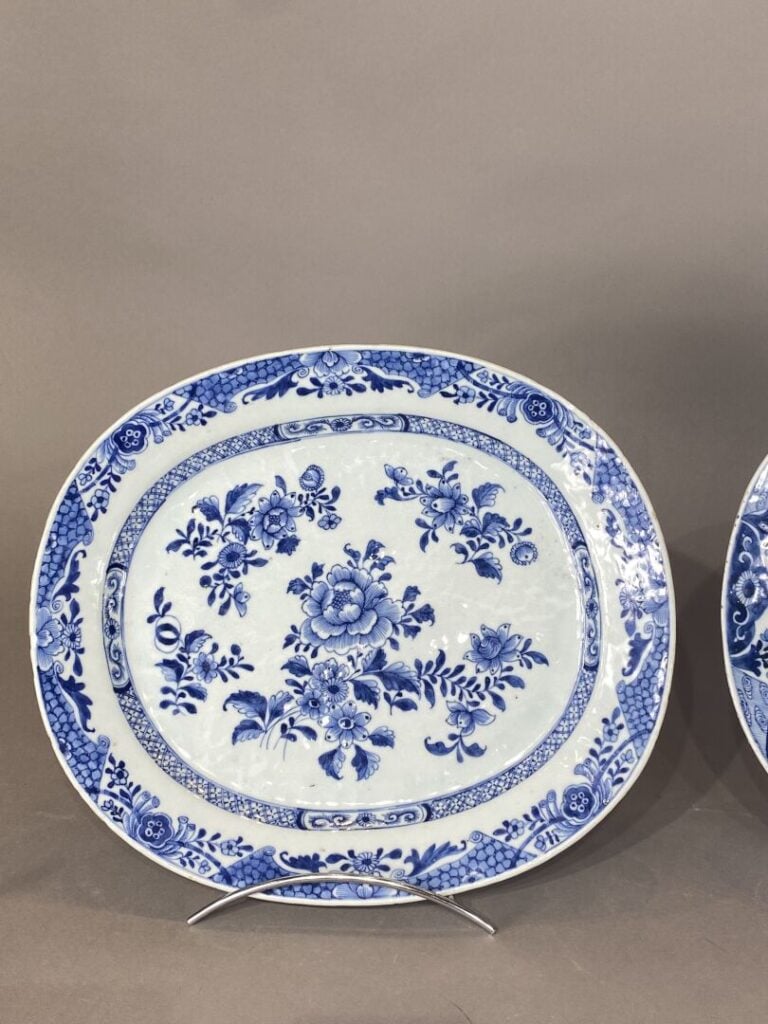 Chine, Compagnie des Indes - Suite de deux plats ovales en porcelaine bleu blan…