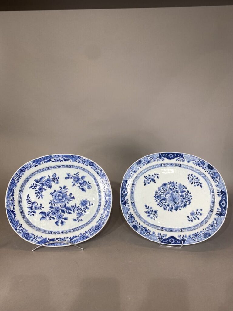 Chine, Compagnie des Indes - Suite de deux plats ovales en porcelaine bleu blan…