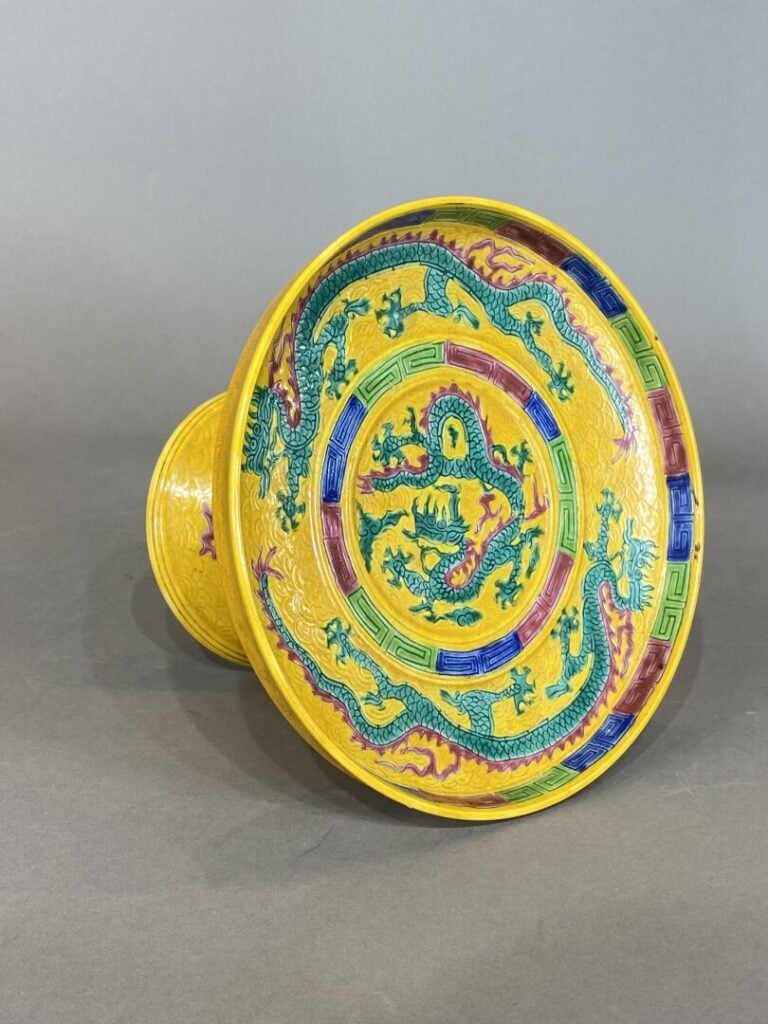 Chine - Coupe sur pied en porcelaine émaillée à décor de dragons sur fond jaune…