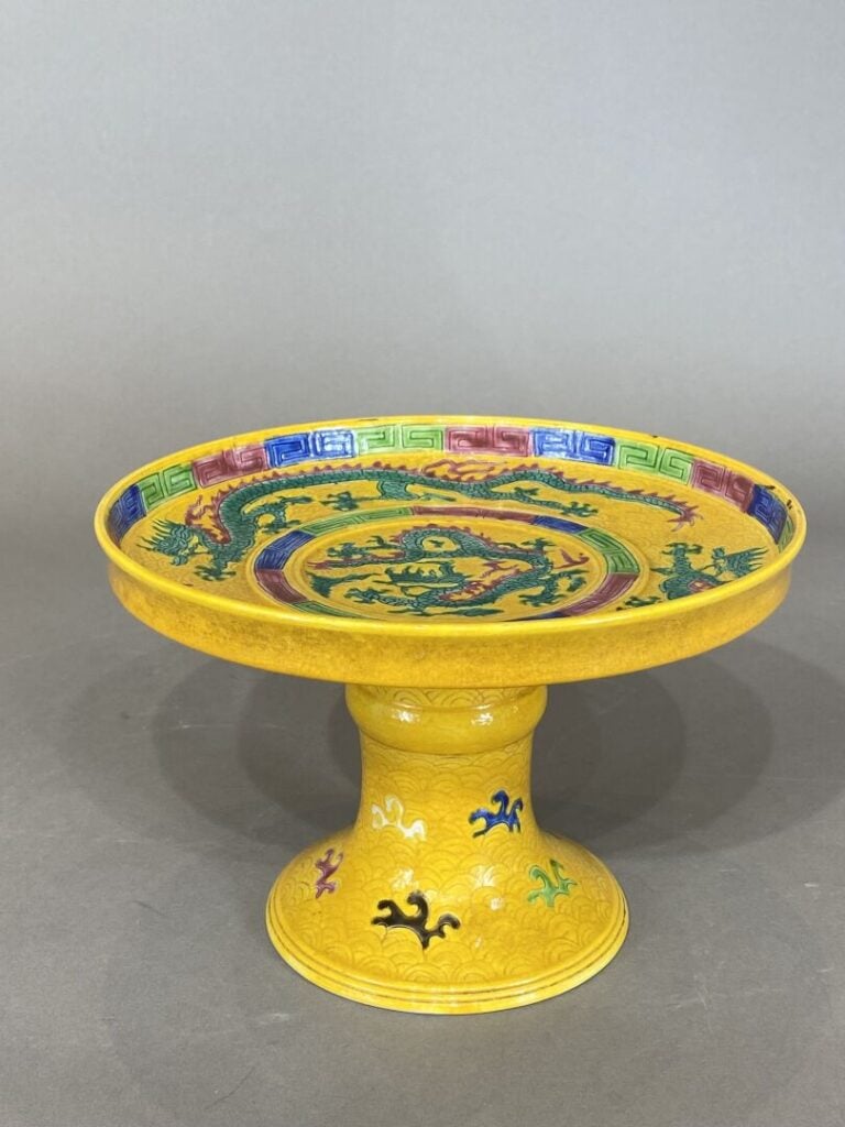 Chine - Coupe sur pied en porcelaine émaillée à décor de dragons sur fond jaune…