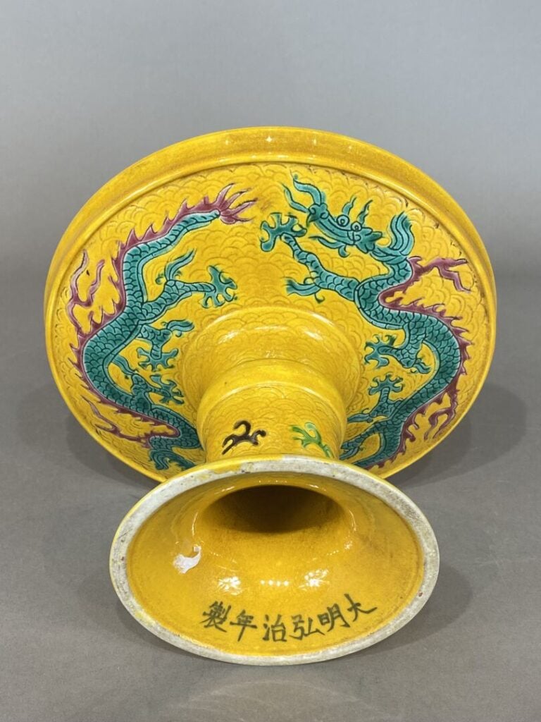 Chine - Coupe sur pied en porcelaine émaillée à décor de dragons sur fond jaune…
