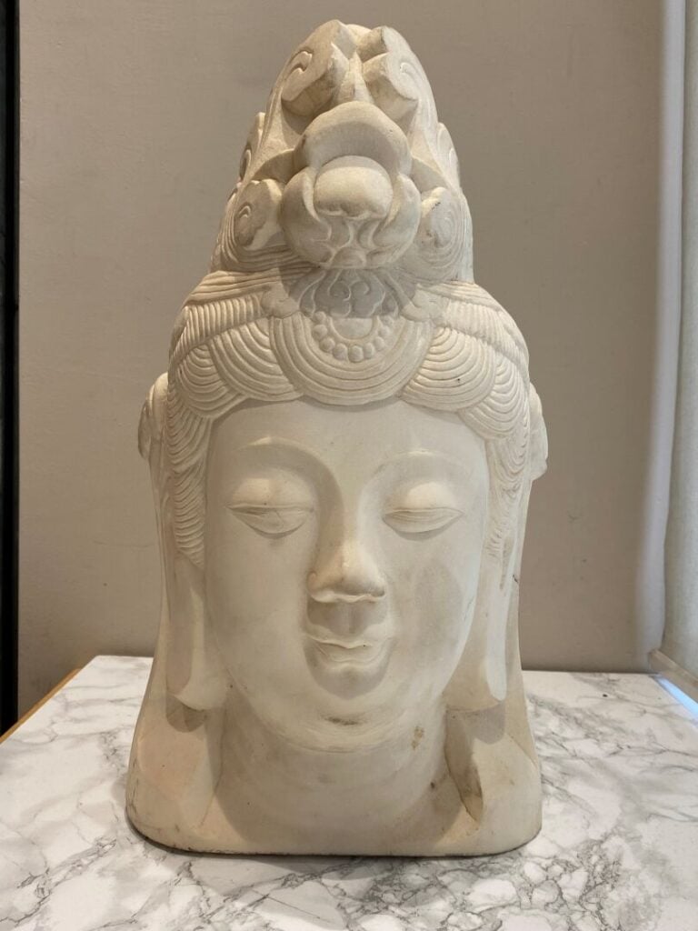 Chine, dans le goût - Importante tête en marbre représentant une divinité coiff…